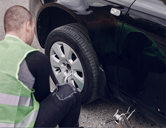 On-the-spot roadside recovery and tyre repair service done by smart cover roadside assistance